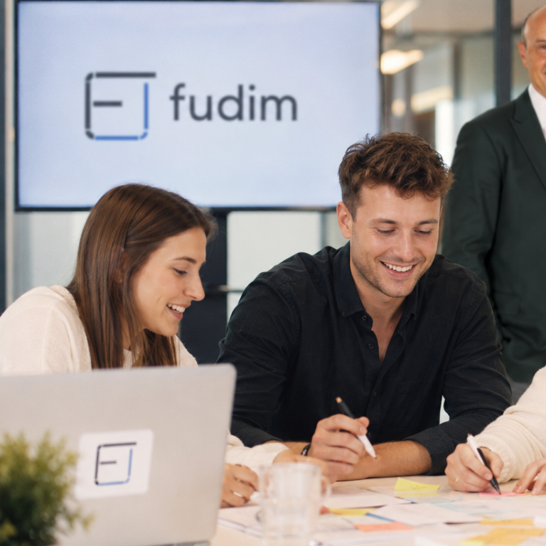 Gründungscoaching Papier mit der Aufschrift "Marketingstrategie", umgeben von Bürobedarf und einer Pflanze.