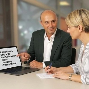 Papier mit der Aufschrift "Marketingstrategie", umgeben von Bürobedarf und einer Pflanze.